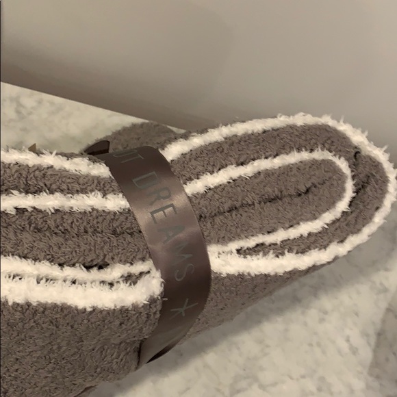 NWT Barefoot Dreams CozyChic blanket - Picture 4 of 5